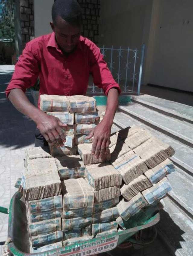 Ở nơi người dân đi chợ phải chở theo cả xe tải tiền để mua đồ - Eva.vn 20 Ở nơi người dân đi chợ phải chở theo cả xe tải tiền để mua đồ - 6