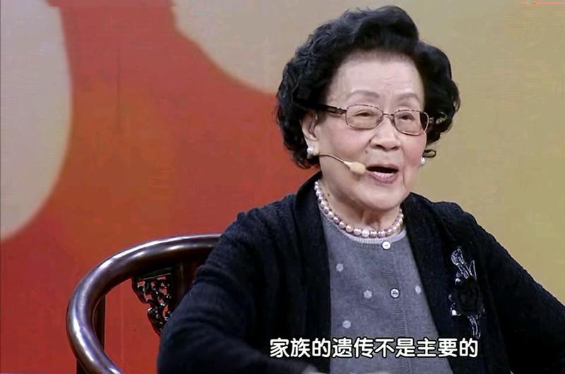 Chen Yuyun, bác sĩ y học Trung Quốc nổi tiếng, trưởng khoa da liễu của Bệnh viện Trung y Bắc Kinh. Bác sĩ Chen Yuyun năm nay đã 98 tuổi nhưng làn da vẫn trắng sáng, ít nếp nhăn, tóc đen, bước chân đi lại nhanh nhẹn, giọng nói rõ ràng.
