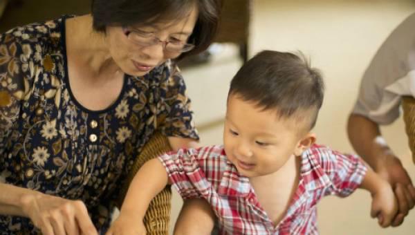 Lên phố chăm cháu, bà nội biến thành osin gầy sọp người, câu nói ...