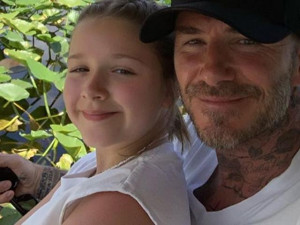 Nhiều lần nhận gạch đá, David Beckham vẫn làm hành động đặc biệt với con gái lớn phổng phao