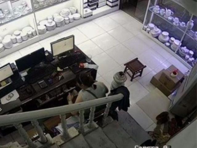 Nữ quái qua mặt hai nhân viên, trộm tiền siêu tinh vi trong cửa hàng gốm sứ