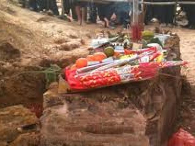 Vừa làm xong đám tang cho con trai sơ sinh, bố mẹ suy sụp khi nhận tin dữ