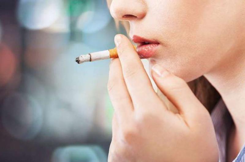 Những người hút thuốc nhiều cũng sẽ dẫn đến ung thư phổi, rối loạn đời sống tình dục. Nhiễm virus HPV làm tăng tỷ lệ mắc ung thư cổ tử cung, nhưng những yếu tố bất lợi này hoàn toàn có thể kiểm soát được.
