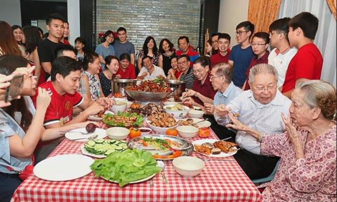 Hình ảnh gia đình Việt Nam: Bức ảnh gia đình Việt Nam, những nụ cười tươi tắn, tình cảm đong đầy sẽ làm bạn nhớ về những kỷ niệm đẹp của mình. Xem những hình ảnh này giúp bạn cảm nhận hơn về cách mà người Việt yêu thương gia đình và ấm áp trong cuộc sống hằng ngày.