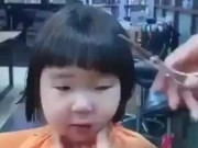 Bé gái khóc một đại dương vì bị cắt tóc kiểu nồi úp