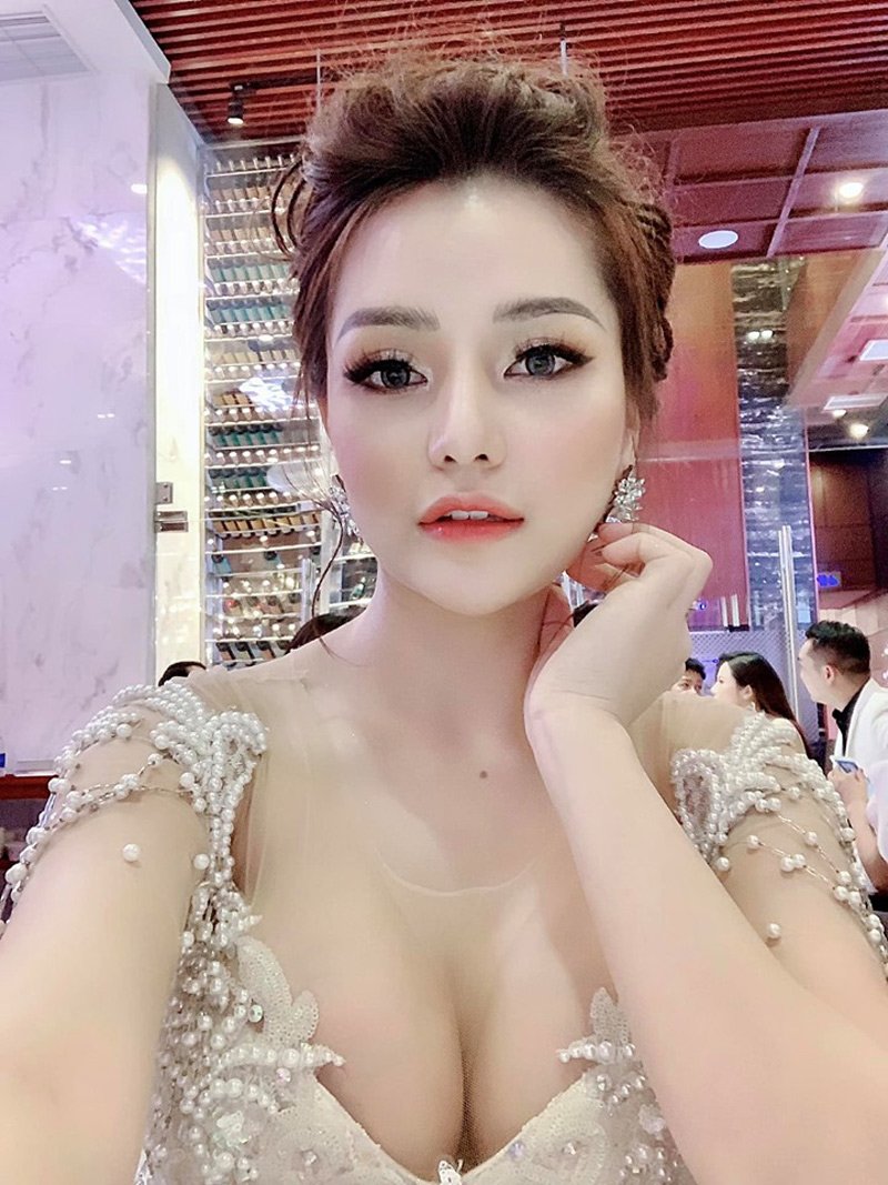 Hot girl tai tiếng Mon 2K diện váy xẻ cao đến mức làm lộ cả nội y phản cảm