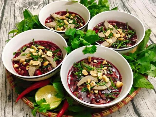 Mẹ đảm mách cách làm tiết canh từ nước củ dền như thật, chị em thốt lên quá sáng tạo