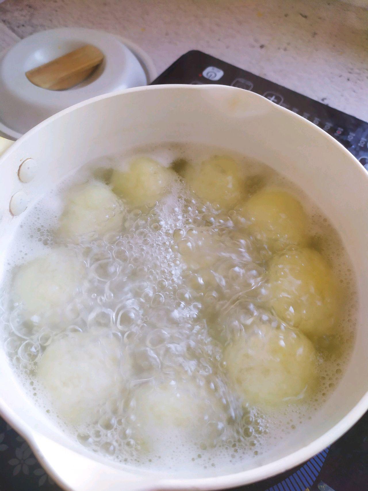 khoai tay cat ra nau canh xua roi, dem vien tron the nay roi che bien moi sang - 8