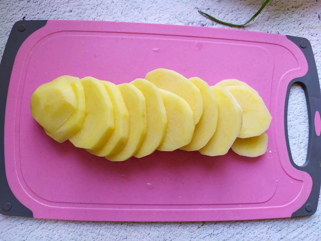 khoai tay cat ra nau canh xua roi, dem vien tron the nay roi che bien moi sang - 3