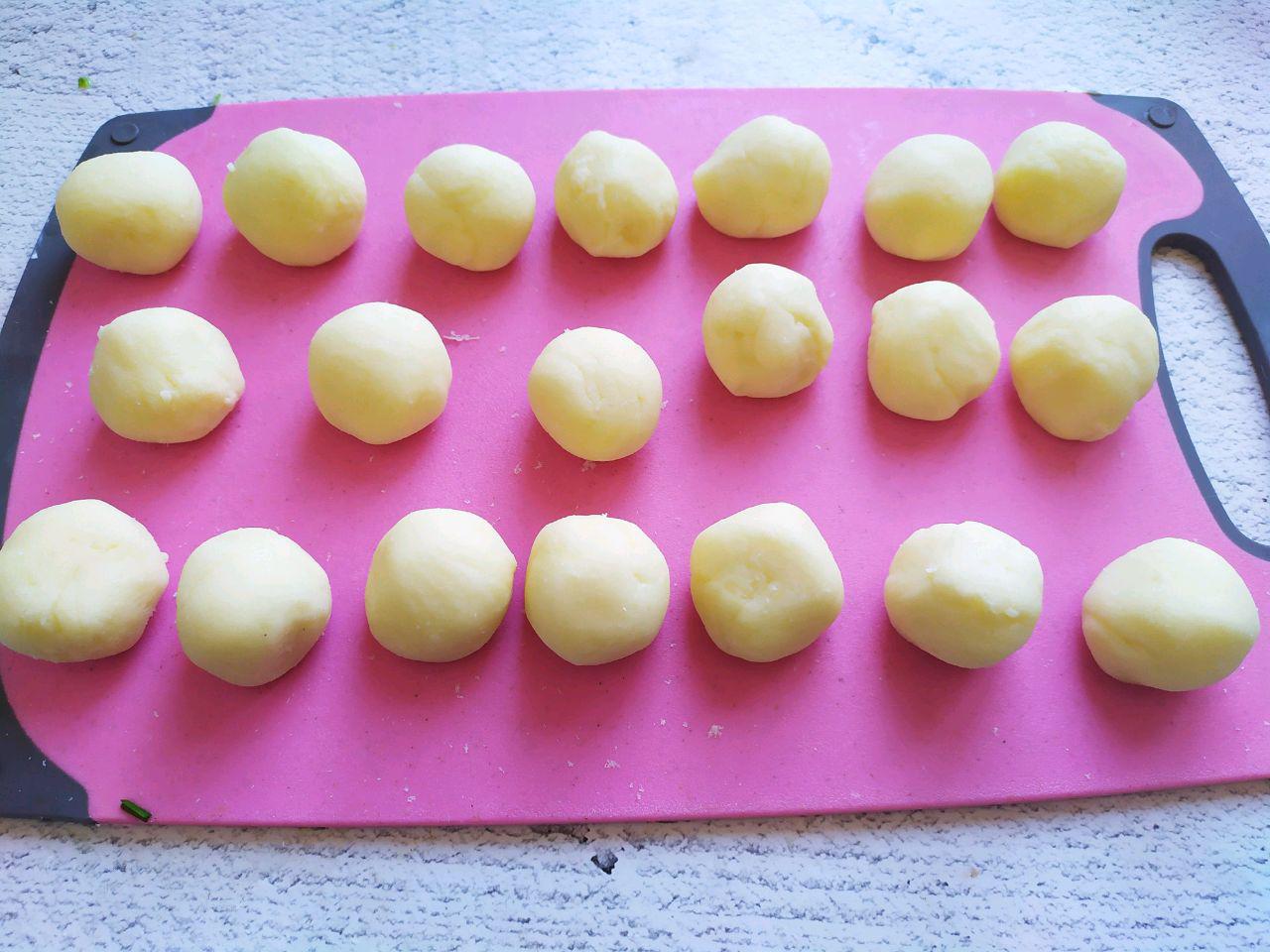 khoai tay cat ra nau canh xua roi, dem vien tron the nay roi che bien moi sang - 6