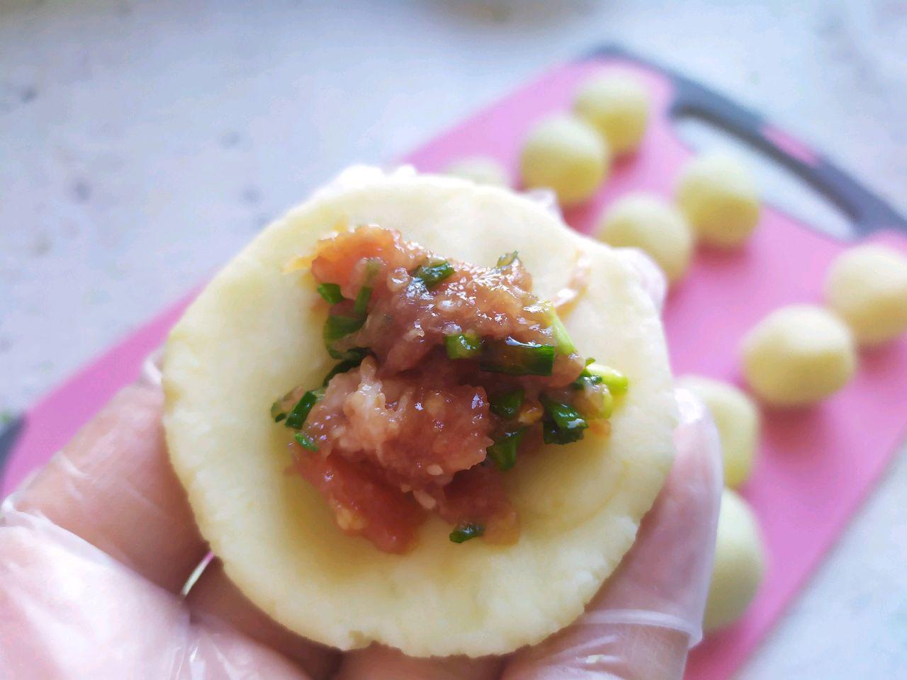 khoai tay cat ra nau canh xua roi, dem vien tron the nay roi che bien moi sang - 7