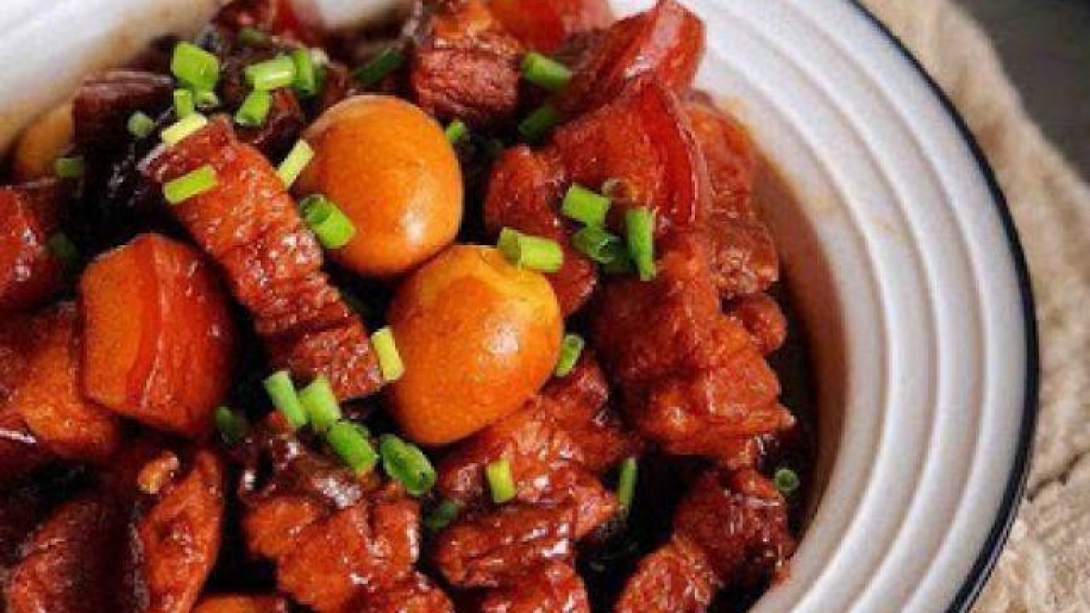 Cách làm thịt kho trứng cút nước dừa ngon tuyệt, đưa cơm