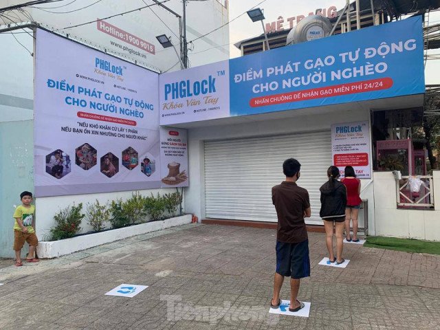 Máy ATM phát gạo miễn phí cho người nghèo ở Sài Gòn