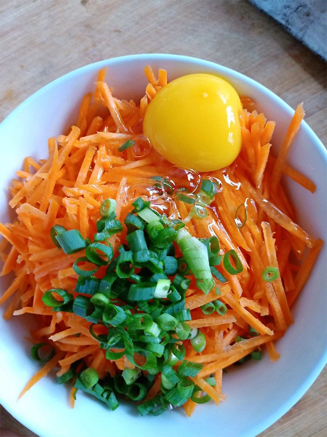 con luoi an ca rot, me dem lam banh kieu nay con an thun thut - 4