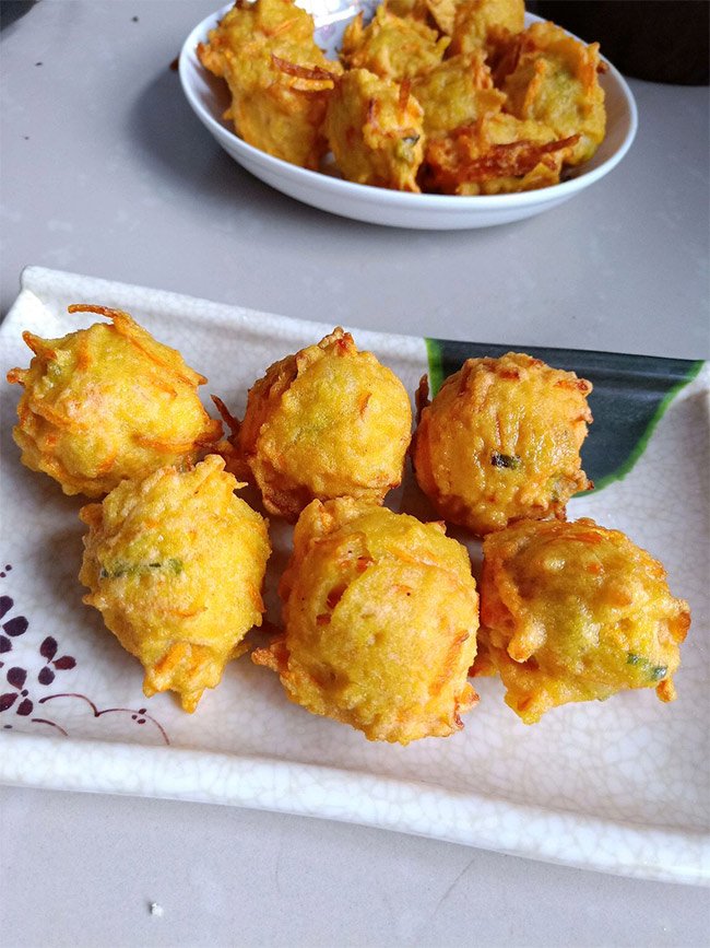 con luoi an ca rot, me dem lam banh kieu nay con an thun thut - 8