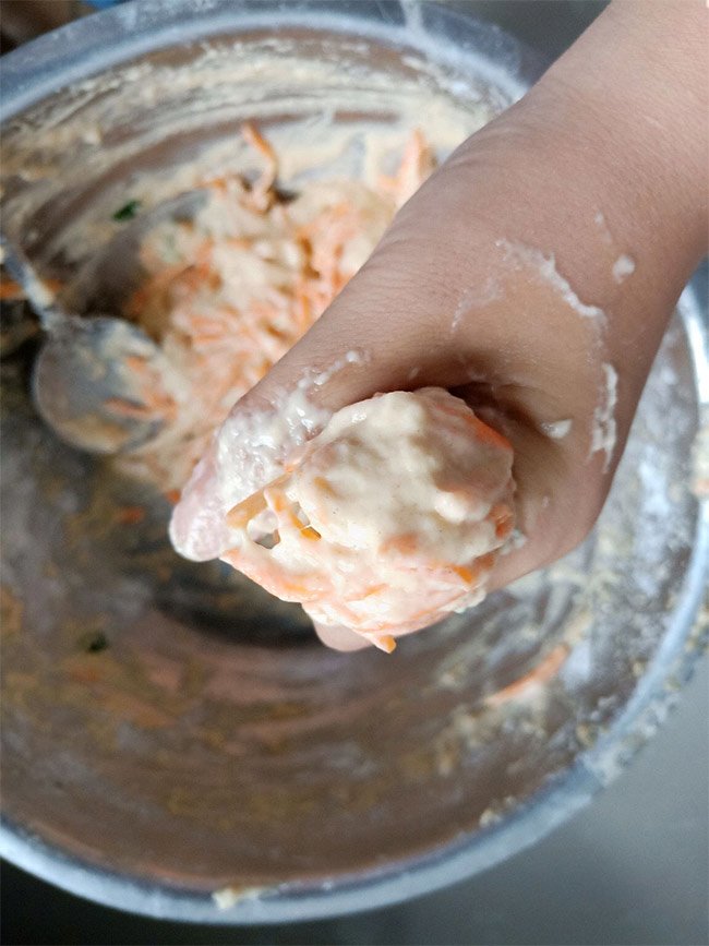 con luoi an ca rot, me dem lam banh kieu nay con an thun thut - 6