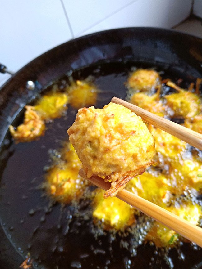 con luoi an ca rot, me dem lam banh kieu nay con an thun thut - 7