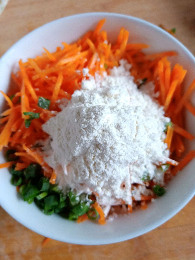 con luoi an ca rot, me dem lam banh kieu nay con an thun thut - 5