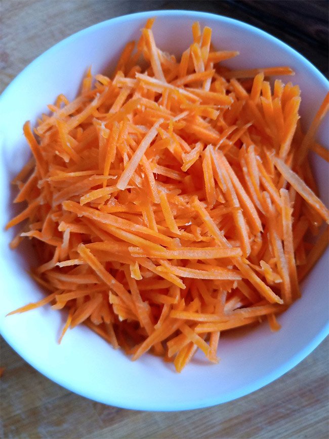 con luoi an ca rot, me dem lam banh kieu nay con an thun thut - 3