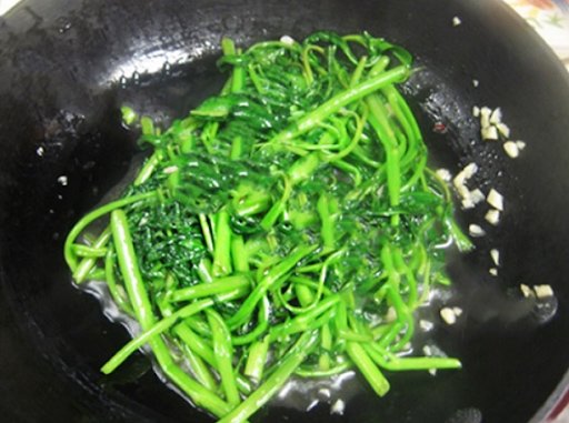 rau muong xao toi ngon, xanh gion co cach lam don gian - 5