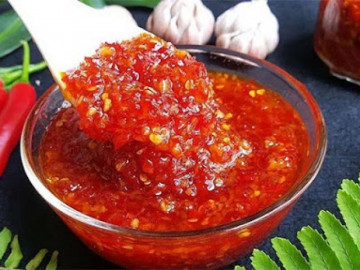 Ngoài làm tương ớt truyền thống, còn có cách nào để tận dụng ớt và tạo ra các sản phẩm khác với hương vị đặc biệt?