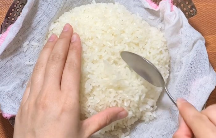 hoc 9x nghe an lam com chay cha bong gion rom rop, sot dam da an vao la me - 3