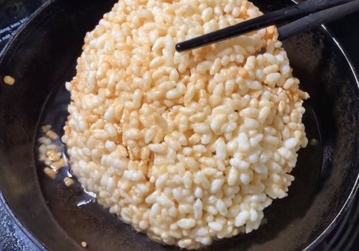 hoc 9x nghe an lam com chay cha bong gion rom rop, sot dam da an vao la me - 6