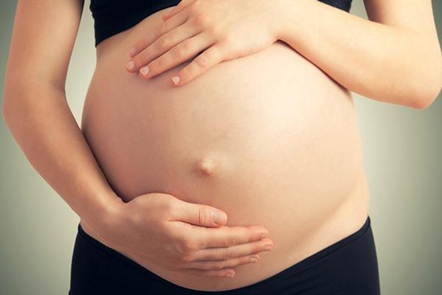 4 bộ phận trên cơ thể mẹ bầu đừng chạm tay nhiều dễ gây hại thai nhi - 3