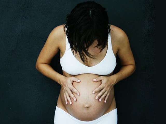 4 bộ phận trên cơ thể mẹ bầu đừng chạm tay nhiều dễ gây hại thai nhi - 1