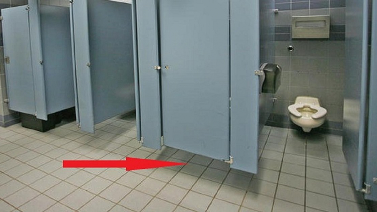 Vì sao cửa toilet công cộng luôn để hở? Lý do nói ra sẽ khiến bạn ...