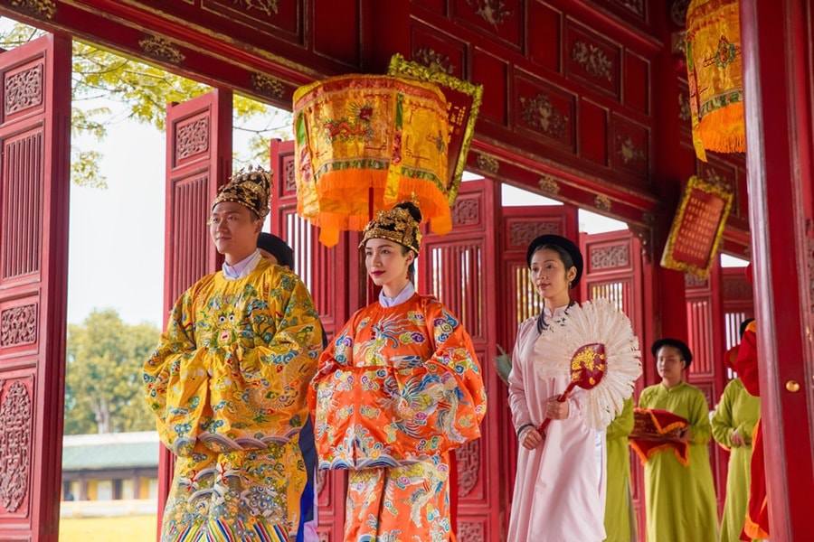 Hòa Minzy hóa Nam Phương Hoàng hậu: mất cả năm làm trang phục, riêng trang sức tốn hẳn 3 tỷ - 1