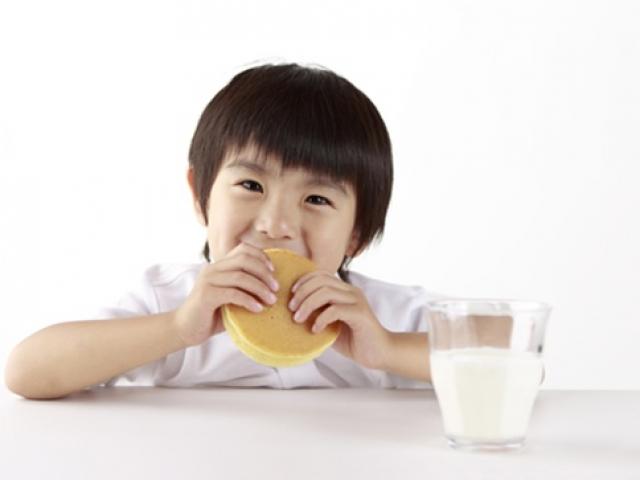 4 kiểu ăn sáng gây tổn hại sức khỏe của trẻ