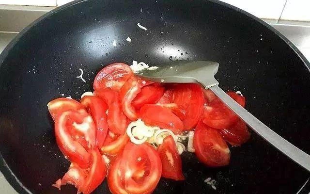 chung trung trong nhieu nam gio moi biet, trung va ca chua khong the nau cung luc - 3