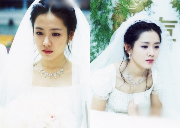 Hình ảnh cưới của Son Ye Jin là một điều đặc biệt và đáng để ngắm nhìn. Bộ váy cưới sang trọng và những đường cong quyến rũ của cô nàng đã khiến cho bất kì ai cũng phải ngưỡng mộ. Hãy cùng đến với bộ ảnh cưới này để tận hưởng những khoảnh khắc đong đầy lãng mạn.