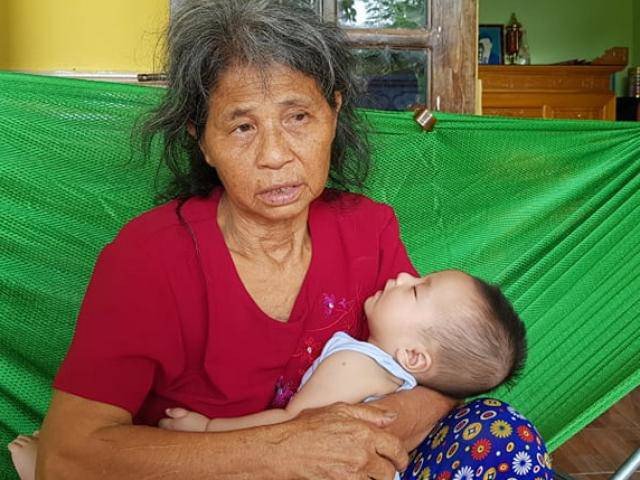 Bố mẹ và anh mất vì tai nạn, bà nội bế bé 5 tháng tuổi đi khắp làng xin sữa