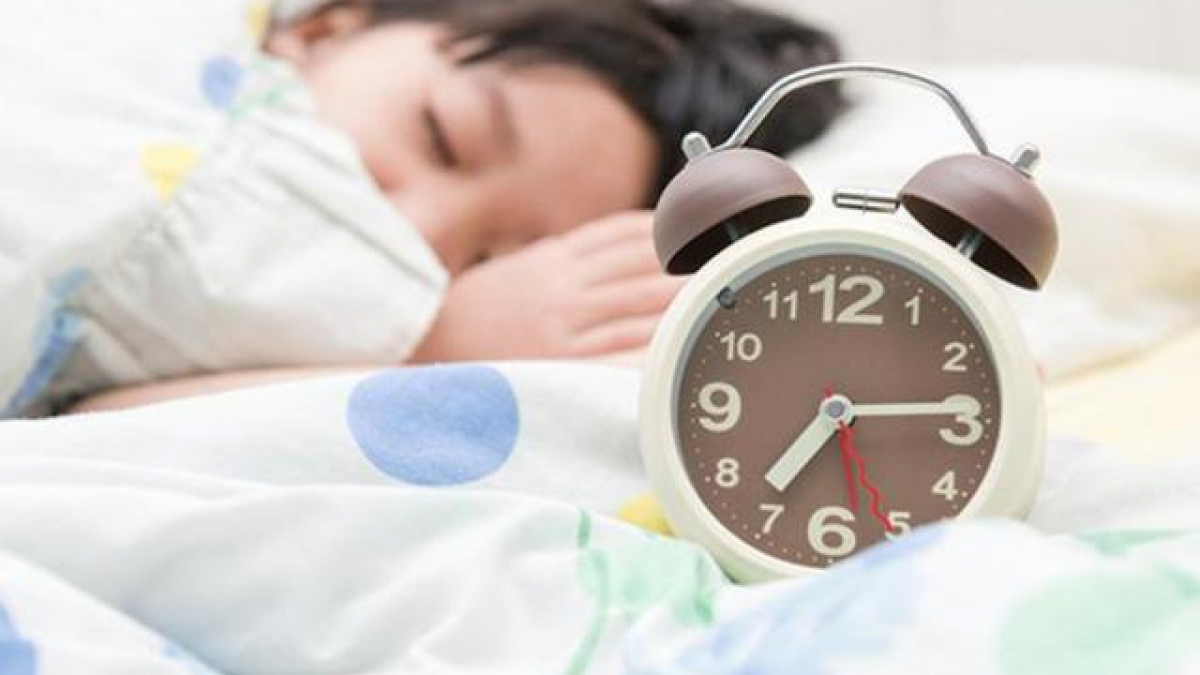 Đặt đồng hồ báo thức để trẻ chủ động thức dậy 