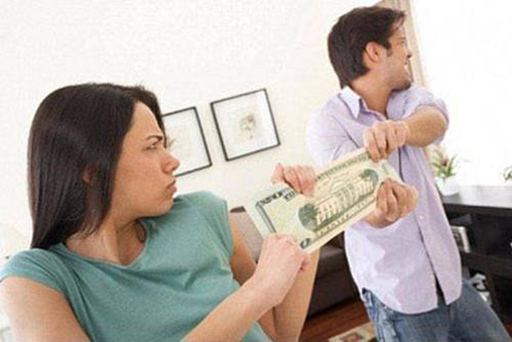 Chồng không đưa tiền cho vợ, chị em ta phải làm sao đây?
