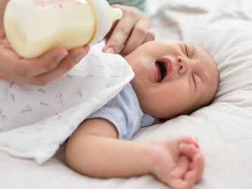 Phải làm gì khi trẻ sơ sinh bị ọc sữa và thở khò khè?