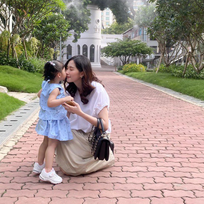 Hình ảnh hạnh phúc của vợ chồng Phương Mai bên con trai