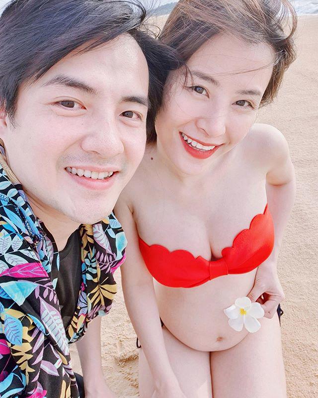 Chẳng ngại dáng tròn vo, Đông Nhi nhập hội mỹ nhân Vbiz diện bikini vác bụng bầu đi biển