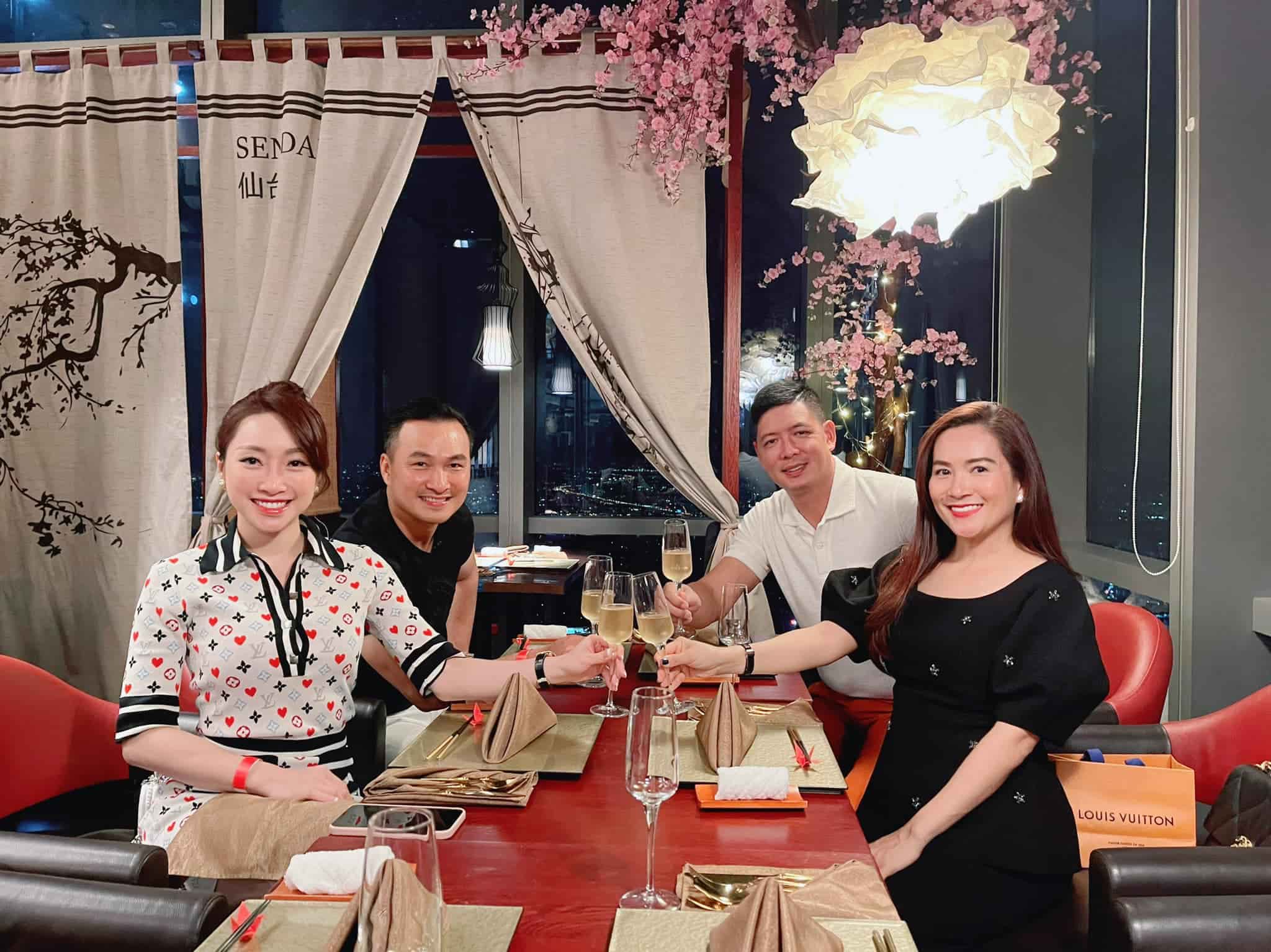 Bà xã kém 16 tuổi của Chi Bảo đứng giữa dàn chị đẹp: Nhan sắc U35 không hề lọt thỏm - 3