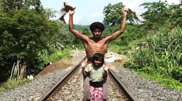Ayah dan anak berdiri di rel <a href='https://medan.tribunnews.com/tag/kereta-api' title='kereta api'>kereta api</a>, berpikir dengan bodoh, tetapi kebenaran di baliknya sangat mengejutkan - 3