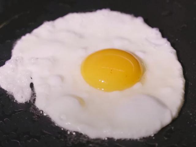 Dùng dầu nóng hay lạnh để ốp trứng, nhiều người làm sai nên trứng hay sát chảo, không đẹp