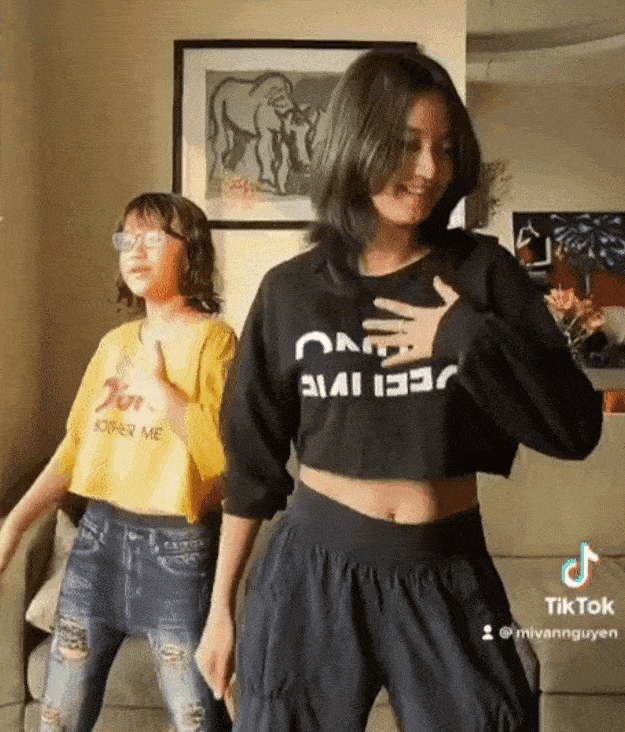 Hotgirl Mi Vân mỗi lần đứng cạnh con: Nhan sắc trẻ như chị gái, body đỉnh cao tuổi 33 - 1