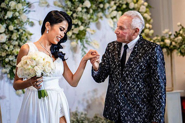 Cô gái 26 tuổi chia tay tỷ phú Mỹ 72 tuổi, thức tới sáng xóa ảnh người yêu