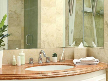 Bạn có bao giờ thắc mắc vì sao phòng tắm đã dọn sạch nhưng vẫn có mùi hôi?