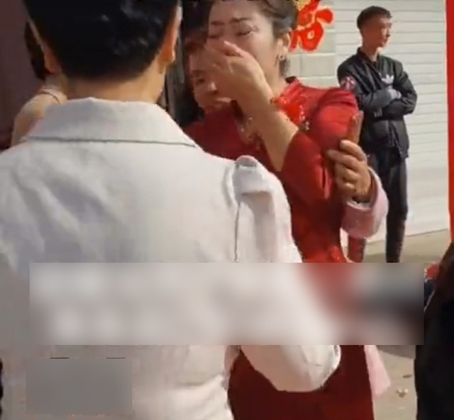 Saat menghadiri pernikahan putra angkatnya, sang ibu terkejut menemukan identitas mempelai wanita - 4