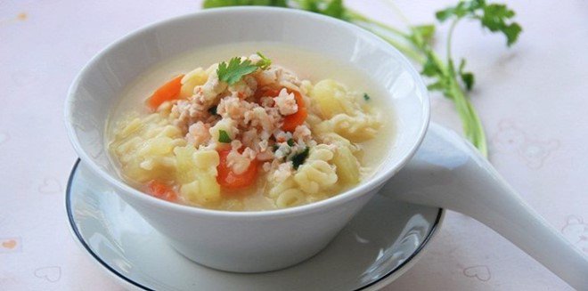 Sao vào bếp: Lê Thúy ốm vừa xuất viện, chồng diễn viên cưng chiều liền vào bếp nấu bồi bổ - 4