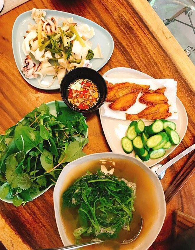 Sao vào bếp: Lê Thúy ốm vừa xuất viện, chồng diễn viên cưng chiều liền vào bếp nấu bồi bổ - 18