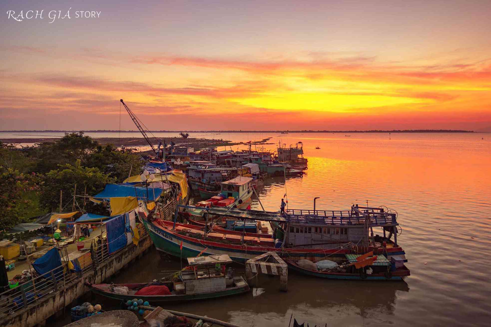 Cảnh hoàng hôn Rạch Giá được ví như một bức tranh sống động, tuyệt đẹp với những tia nắng cuối cùng chiếu sáng trên vùng đất nước Mekong. Hãy xem những khoảnh khắc đẹp trong ảnh này và cảm nhận ngay sự yên tĩnh và thanh bình của cảnh vật.